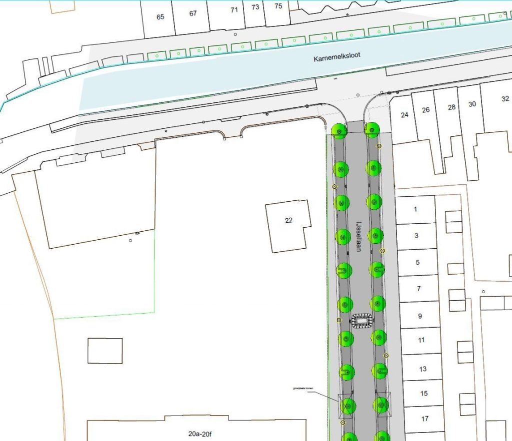 Kaartje met daarop een tekening van het nieuwe ontwerp voor de IJssellaan en de Dijkstraat met onder andere bomen en verkeersdrempels.