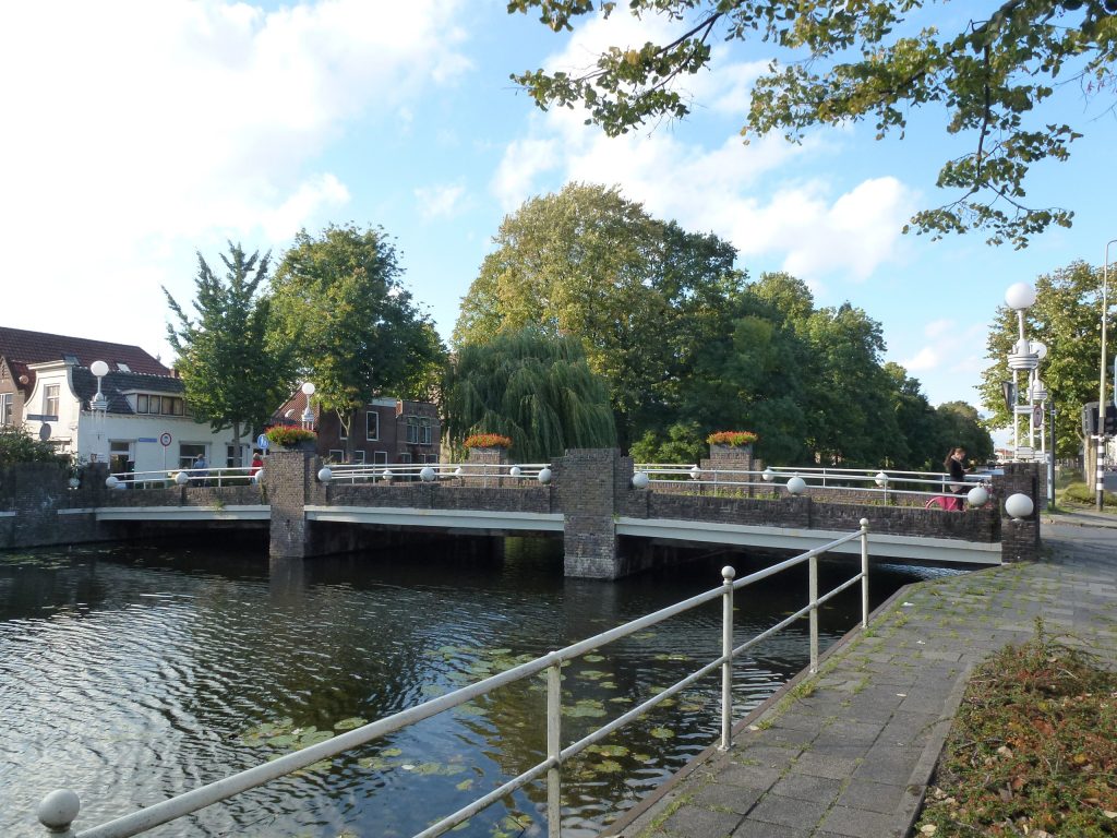 Op deze foto ziet u de zijkant van de Doelenbrug
