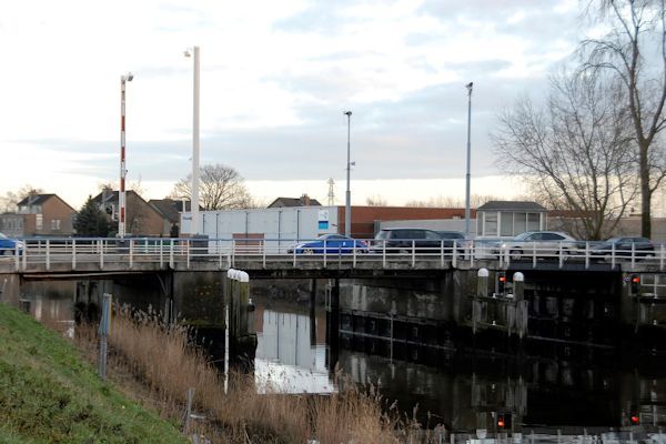 Foto van de zijkant van de Haastrechtse brug