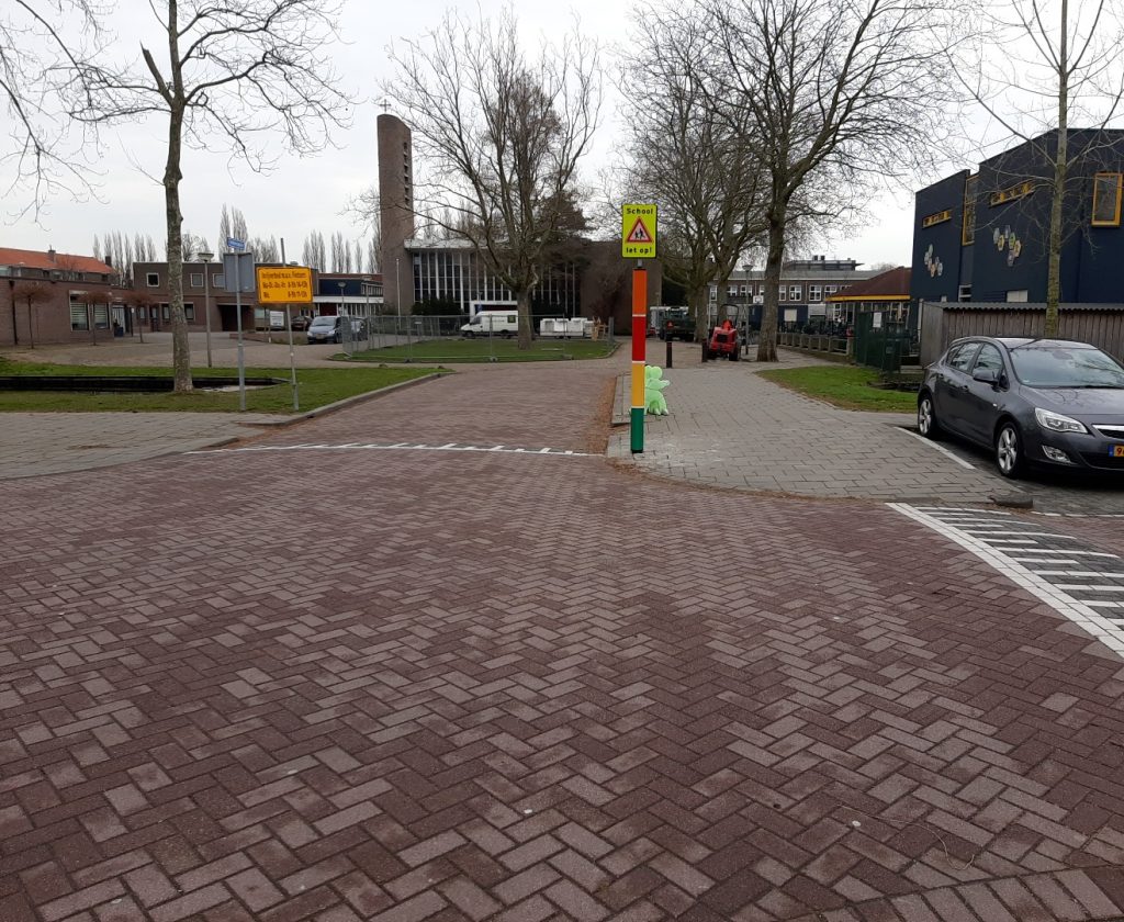 Op de foto is de schoolzone van De Bijenkorf aan het Aalbersplein te zien.