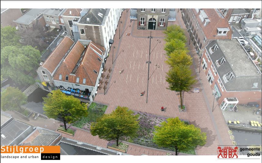 De afbeelding toont het nieuwe plein met bomen, de nieuwe indeling voor verkeer en voetgangers, de watertuin over het Zeugwater. Links onderin staat het logo van Stijlgroep landscape and urban design, rechts het logo van de gemeente Gouda.