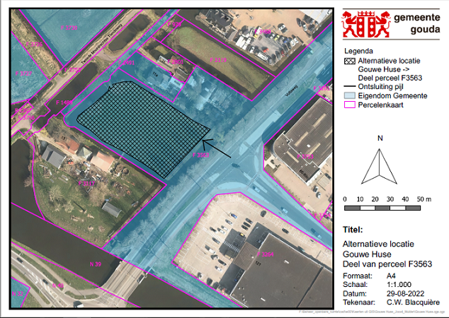 Dit kaartje laat de plattegrond zien van de nieuwe plek voor de Gouwe Huse en de directe omgeving. Er staan verschillende stukken grond aangegeven langs de Tweede Moordrechtse Tiendeweg en de Voltaweg. De stukken grond noemen we percelen. Een aantal daarvan zijn van de gemeente, onder andere de grond van de nieuwe plek. Deze nieuwe plek ligt op een deel van perceel nummer F3563. Deze plek ligt tussen de Tweede Moordrechtse Tiendeweg en de Voltaweg. Een pijl op de kaart laat zien waar op de Voltaweg de ingang van Gouwe Huse komt.