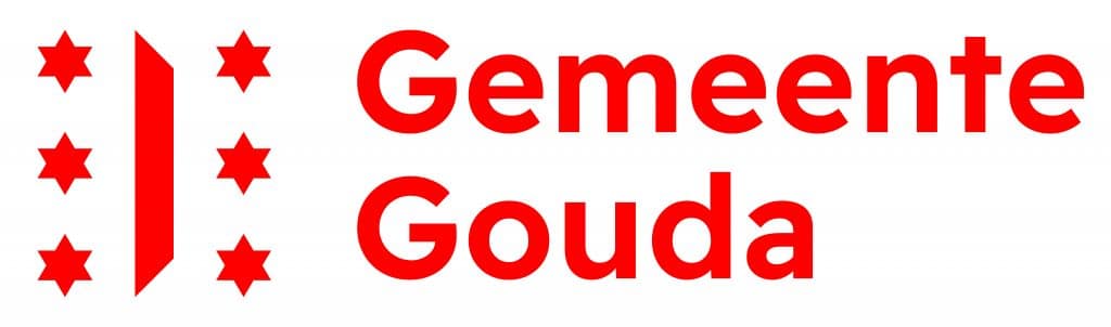 Logo van de gemeente Gouda met links de 6 sterren met in het midden een balkje dat gebaseerd is op het luikje van het stadhuis. Rechts ervan staat gemeente Gouda onder elkaar.