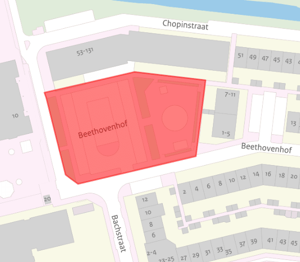 De afbeelding toont het projectgebied Beethovenhof in het rood gearceerd, tussen de Chopinstraat en Bachstraat in.