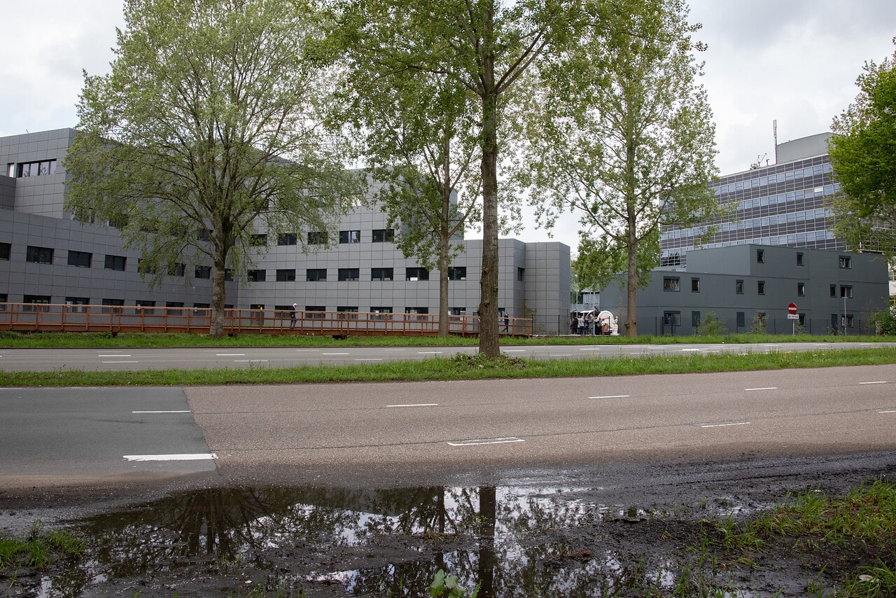 Op de foto staat het Molenwiekgebouw.