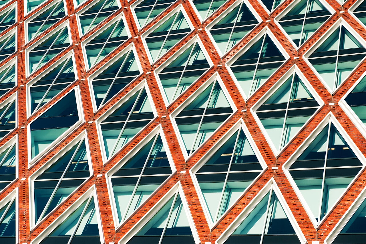 Op de foto staat een detail van de gevel van het Huis van de Stad.