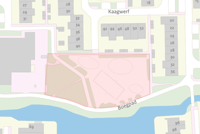 De afbeelding toont een kaartje van de plek waar de herinrichting van de speeltuin aan het Boegpad plaatsvindt. 
Het projectgebied is hetzelfde als de huidige locatie van de speeltuin. De speeltuin ligt tussen het Boegpad en de Kaagwerf in.