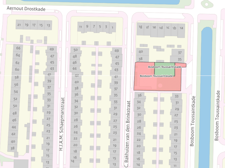 De afbeelding toont een kaartje van de plek waar de werkzaamheden aan de Bosboom Toussaintkade exact worden uitgevoerd. Dit is tussen nummer 33 en 35.