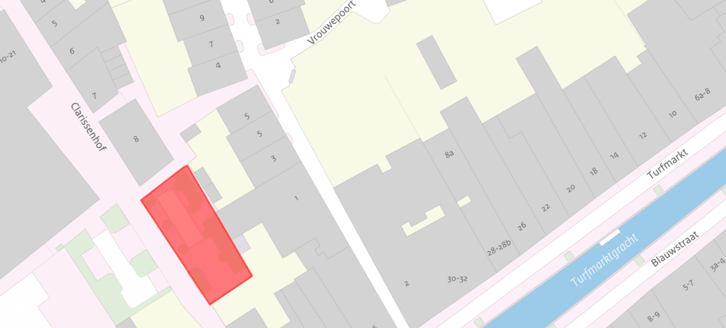 De afbeelding toont een kaartje van de plek waar de werkzaamheden aan de Vrouwepoort aan het Clarissenhof exact worden uitgevoerd. Dit is ter hoogte van nummer 1 tot en met 5. 