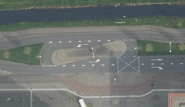 Een verkeersplein op de Burgemeester Jamessingel in Gouda 