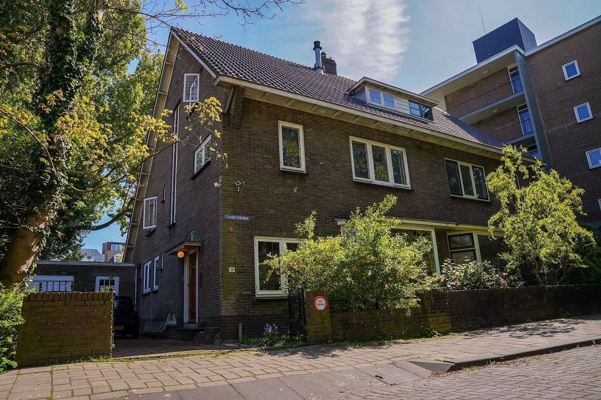 Het huis aan het Crabethpark waar amv's opgevangen worden.
