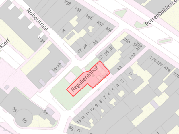 De afbeelding toont een kaartje van de plek waar de werkzaamheden aan de speelplek worden uitgevoerd. Dit is bij de Regulierenhof ter hoogte van huisnummers 4 tot en met 12.