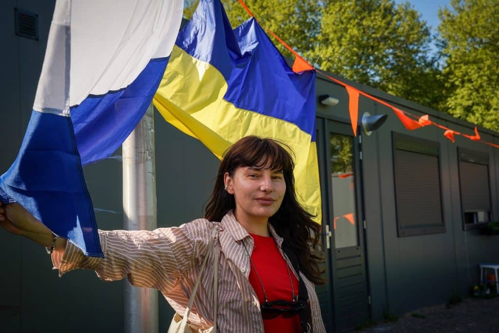 Op de foto staat de Oekraïense Tati. Ze staat onder de Oekraïense en de Nederlandse vlag.
