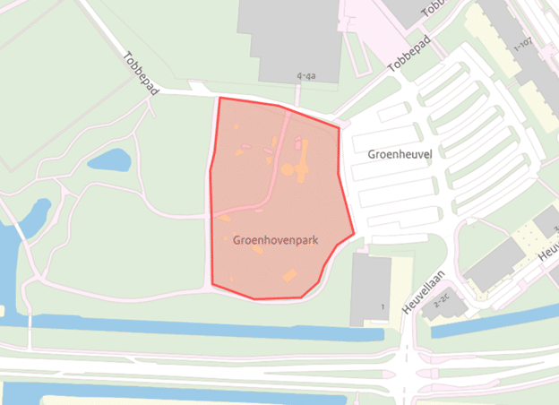 De afbeelding laat een kaartje zien van de plek waar de werkzaamheden aan de speelplek worden gedaan. Dit is in het Groenhovenpark.