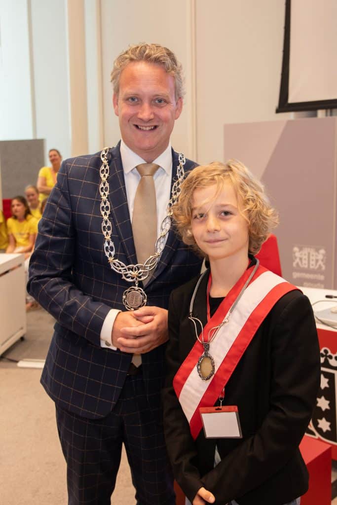 Burgemeester Pieter Verhoeve met kinderburgemeester Tommie Blauwendraat