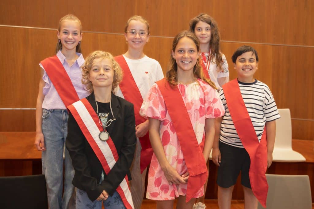 Het kindercollege met kinderburgemeester Tommie Blauwendraat en kinderwethouders Fenne Slingerland, Isabel Hagoort, Lida Kharytonova, Robin van der Sar en Adam Bouysaghouan.
