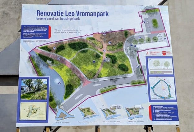 Op de afbeelding staat het bouwbord met het ontwerp voor het nieuwe Leo Vromanpark; meer bomen, struiken en planten, ruimte voor de wandelaar met zitjes en bankjes. In het water van de Karnemelksloot komt een fontein.