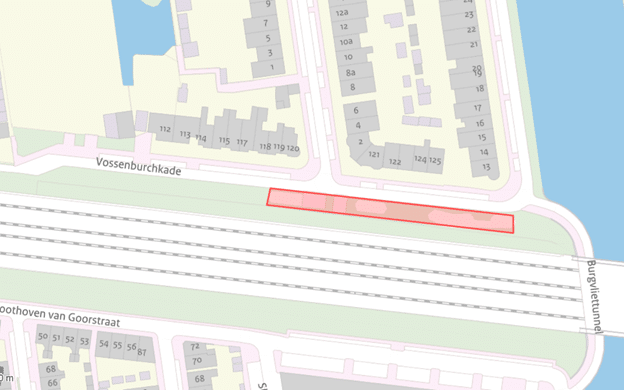 De afbeelding laat een kaartje zien van de plek waar de werkzaamheden aan de speelplek bij de Vossenburchkade worden gedaan.