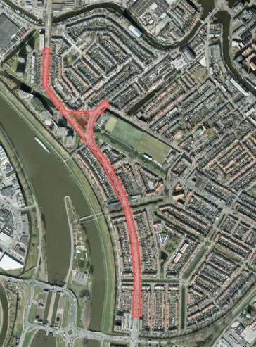 Een overzichtsfoto van een deel van Gouda, met gearceerd het projectgebied. Het projectgebied loopt van de Rotterdamseweg tot het Oranjeplein en vanaf het Oranjeplein tot de kruising met de Goudkade en Onder de Boompjes. Ook een stukje van de Reigerstraat ter hoogte van basisschool De Goudakker hoort bij het projectgebied.
