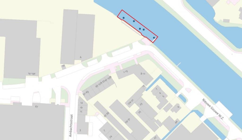 Op de kaart staan 5 vierkantjes (de meerpalen) met een rode lijn eromheen in het water ter hoogte van Nieuwe Gouwe Westzijde 12.