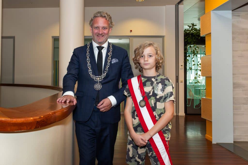 Pieter Verhoeve met kinderburgermeester Tommie Blauwendraat