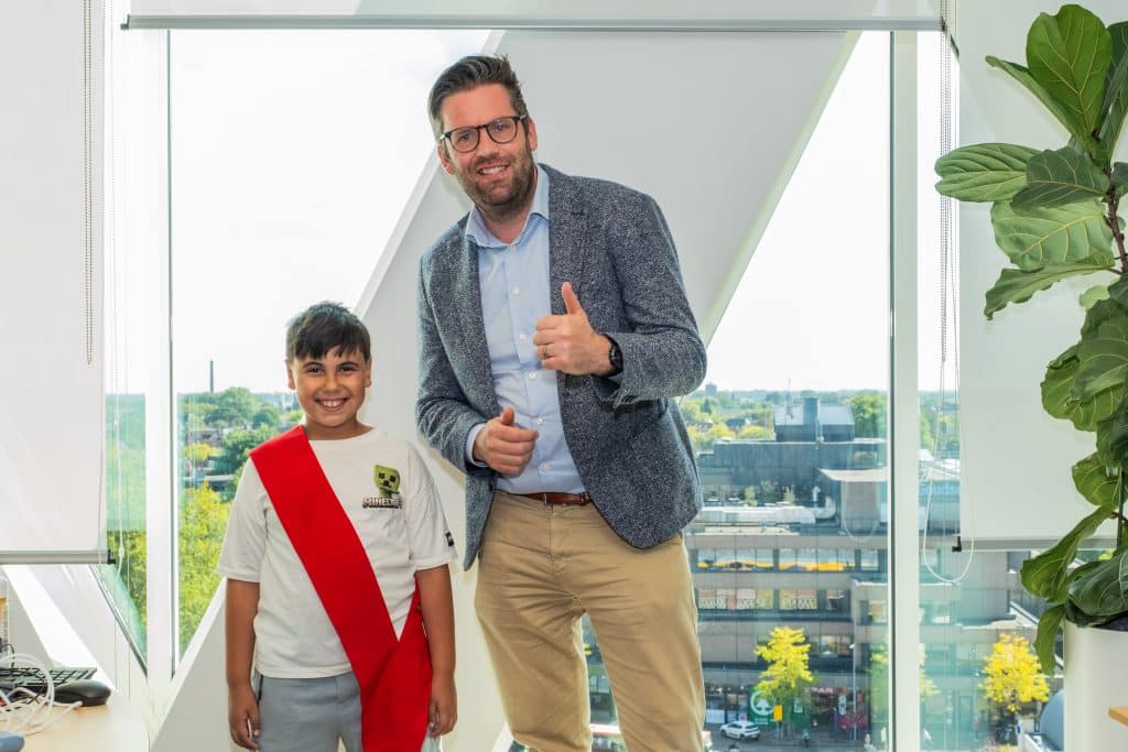 Wethouder Jan Kees Oppelaar en kinderwethouder Adam Bouysagouan.