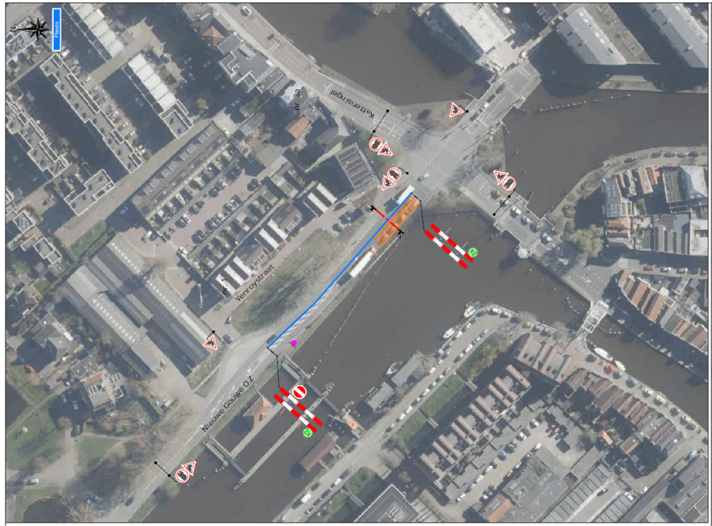 In de afbeelding wordt het kruispunt ter plaatse van de Nieuwe Gouwe Oostzijde (linksonder naar rechtsboven) en de Kattensingel (linksboven naar rechtsonder) weergegeven. Hier is het werkvlak te zien, waarbij de twee rijstroken aan de rechterzijde van de Nieuwe Gouwe Oostzijde afgesloten zijn. U kunt het centrum nog wel uit vanaf de Kattensingel richting de Nieuwe Gouwe O.Z.