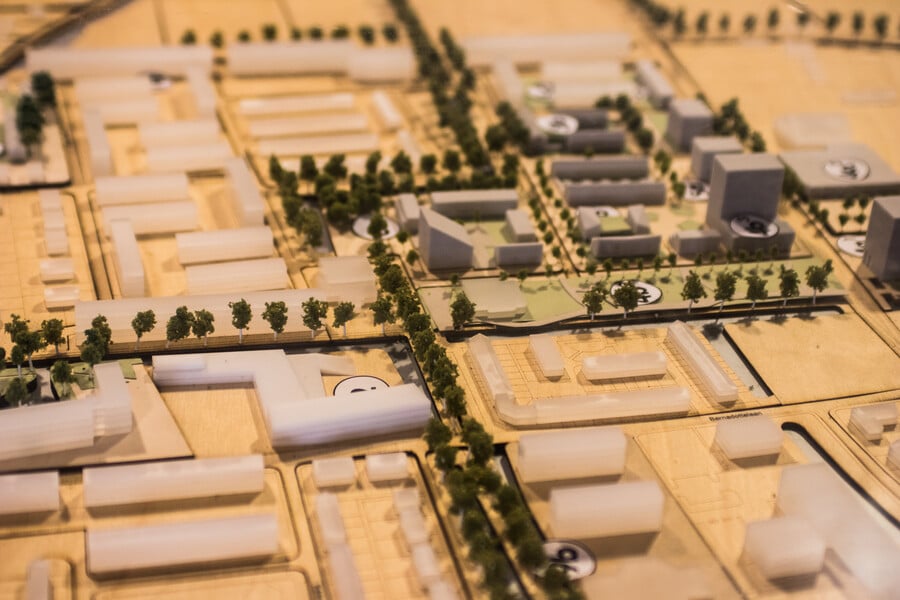 Stratenkaart met huizen en bomen als maquette.