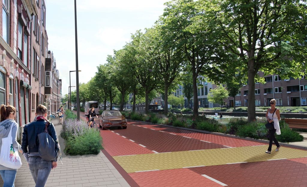 Een sfeerimpressie van het nieuwe ontwerp van de Blekerssingel. Van links naar rechts: Links lopen twee mensen over een brede stoep langs historische bakstenen huizen. Naast de brede stoep ligt een groenstrook met kleurrijke planten. In het midden van de straat rijden een auto en meerdere fietsers over een rijbaan met klinkers. Rechts steken mensen over bij een gele oversteekplaats. Langs het water staan grote bomen. Er is een plekje aan de waterkant met een bankje.