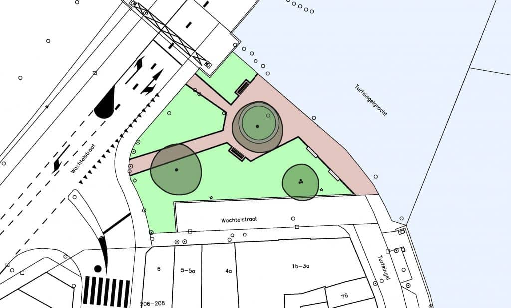 Plattegrond van een heringerichte buitenruimte bij de Wachtelstraat. De kaart toont een driehoekig groen gebied met twee grote bomen en een centraal rond element, omgeven door paden in een roze tint. Aan de bovenkant grenst het gebied aan water (Turfsingelgracht), en aan de onderkant aan bebouwing langs de Wachtelstraat.