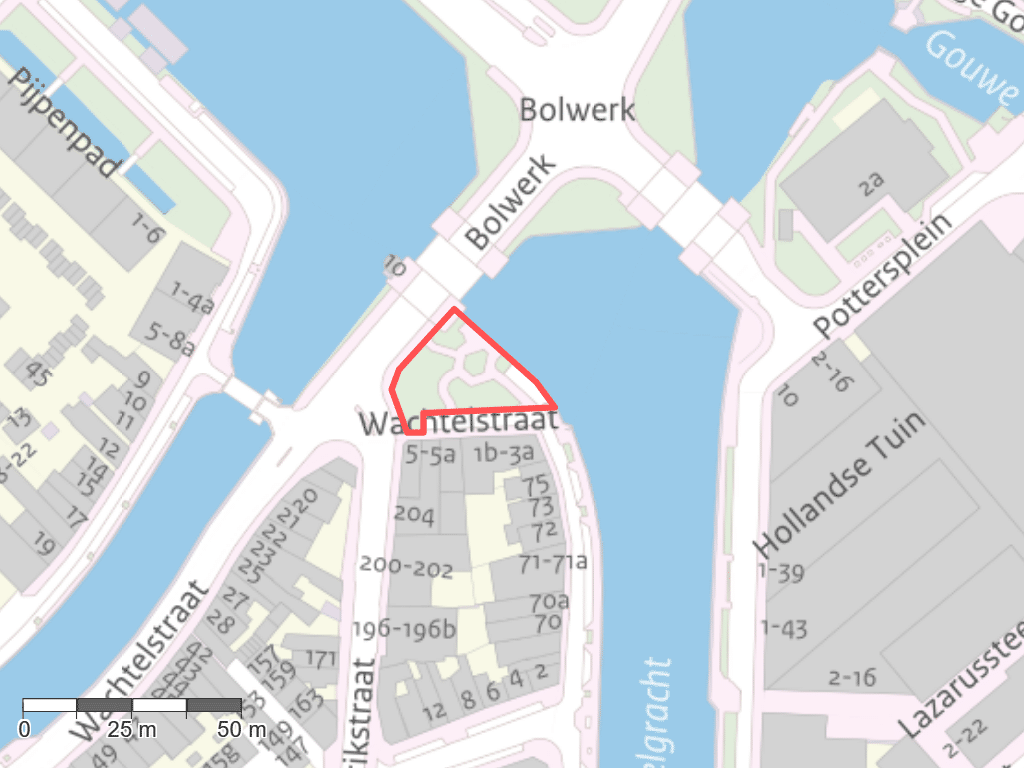 Kaart van een stedelijk gebied met straten, gebouwen en waterwegen. Een rood omlijnd driehoekig gebied ligt tussen Wachtelstraat en Bolwerk, grenzend aan een waterpartij.
