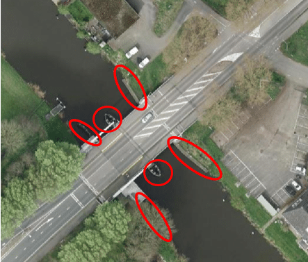Hier ziet u een foto van de Goverwellebrug vanuit de lucht. De positie van het remmingswerk is in het rood aangegeven. Deze liggen in het midden en aan de zijkanten van de brug.