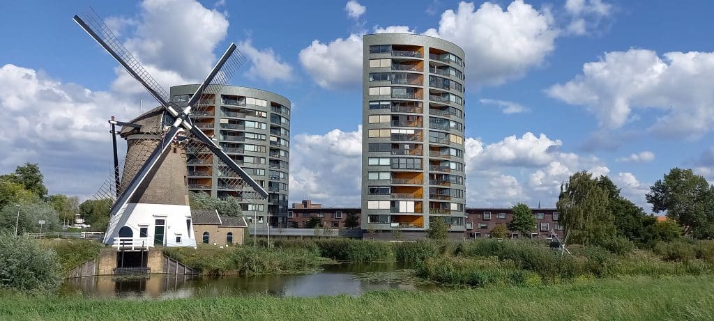 Op de foto staan de flats aan het Uiverplein en de Mallemolen, gezien vanaf het Ruige Weteringpad.