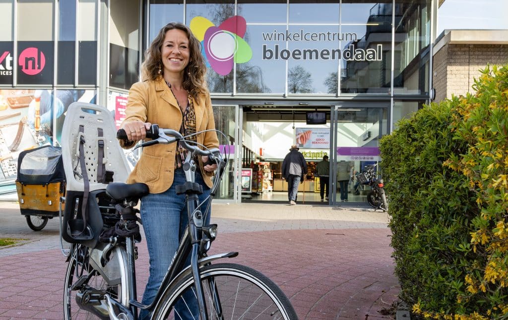Annemarie Ouweneel met haar fiets in de hand