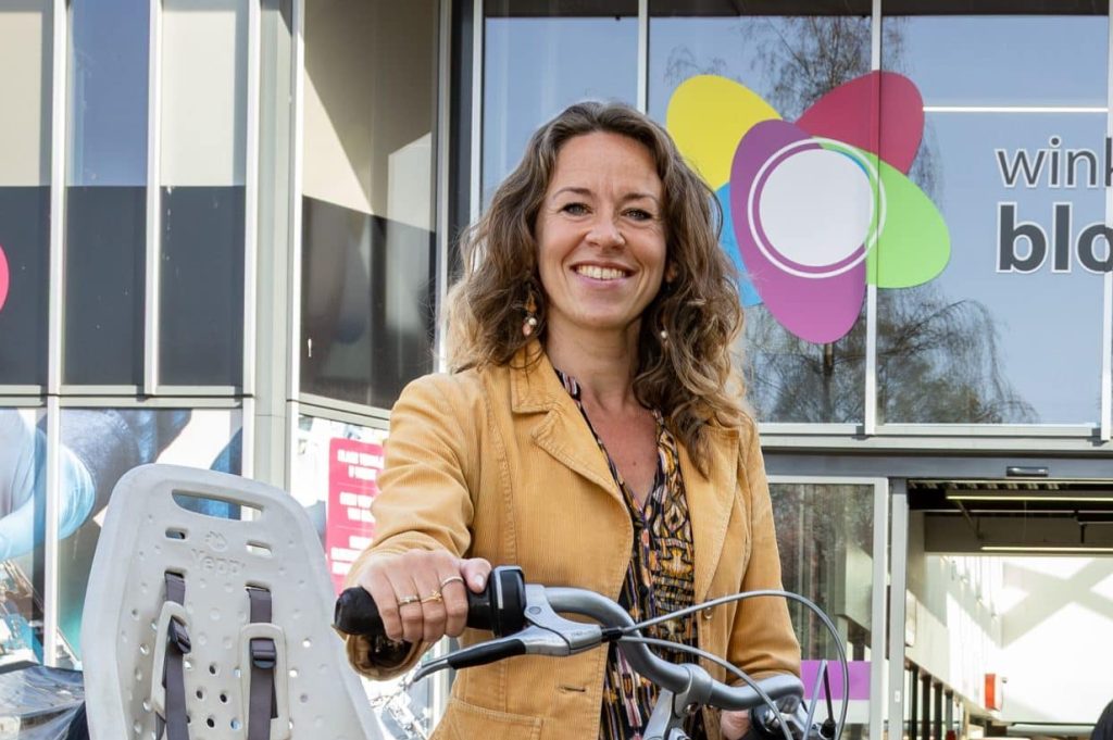 Annemarie Ouweneel met haar fiets in de hand
