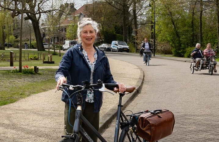 Marleen van Dijk met haar fiets met dokterstas voor het Van Bergen IJzendoorn Park.