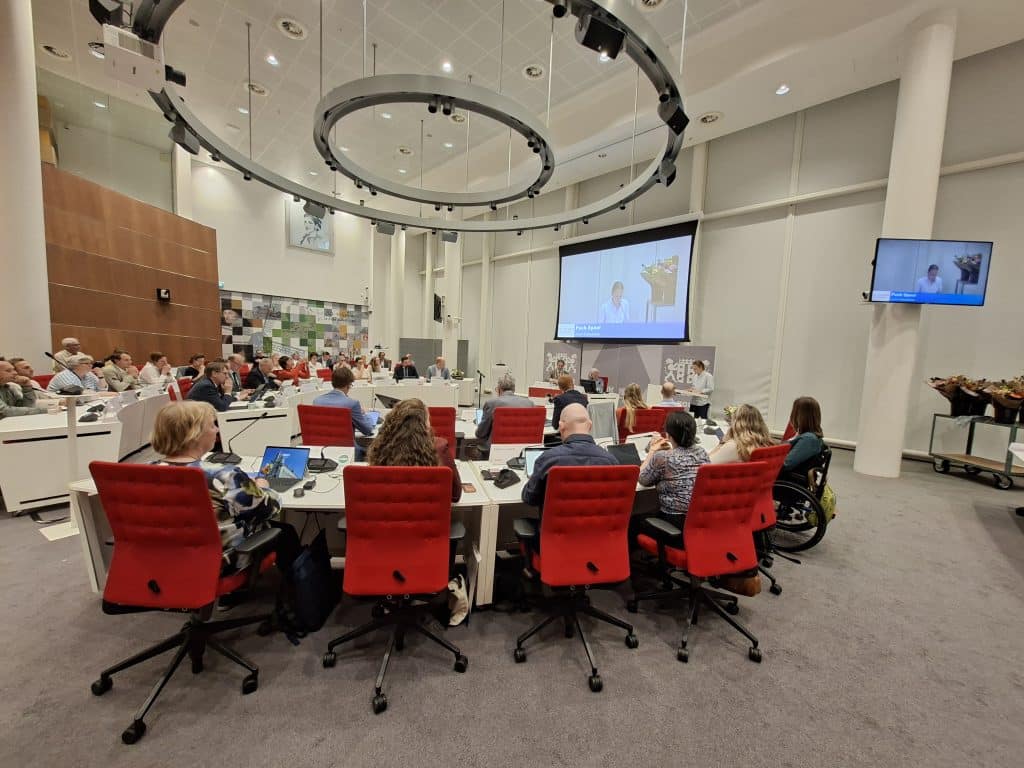 Foto van de raadzaal tijdens een raadsvergadering. 