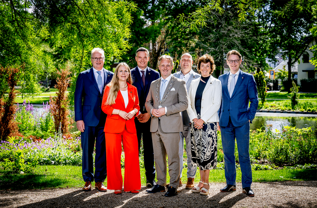 Foto van het college van links naar rechts: Evert Bobeldijk, Anna van Popering-Kalkman, Ronald Verkuijl, Pieter Verhoeve, Christian van den Berg, Sjane-Marie Koppers en Harold Hooglander.