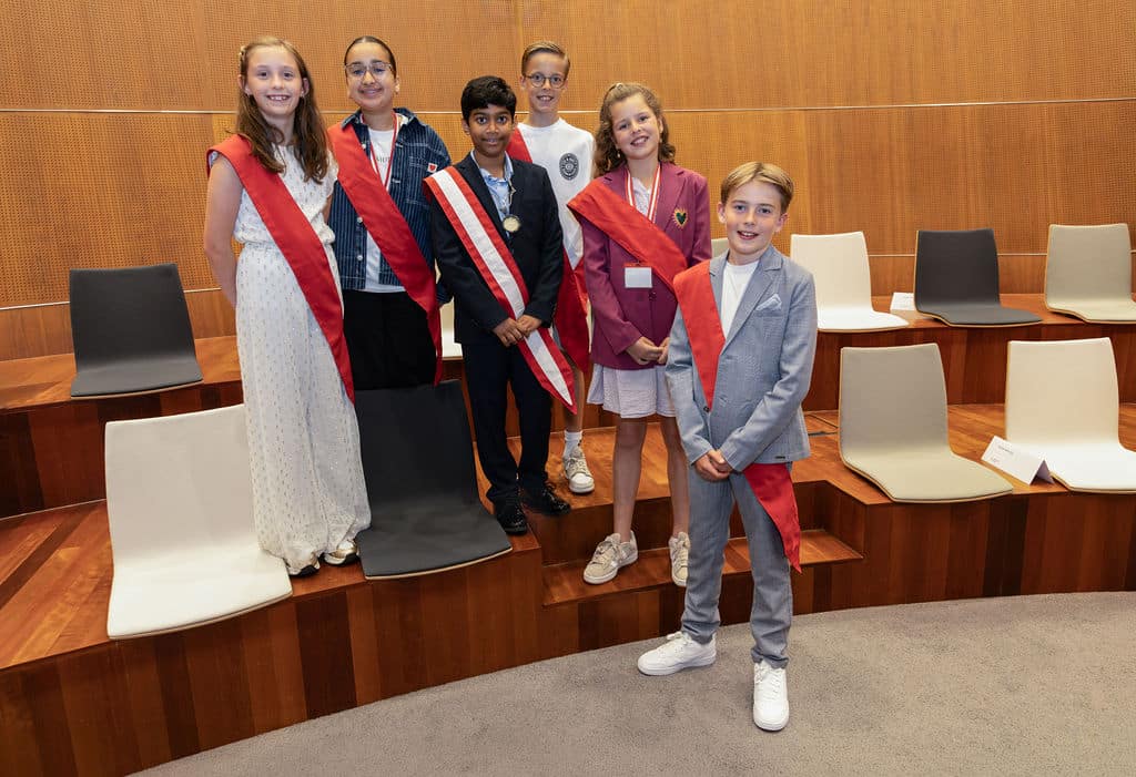 Het kindercollege 2026-2027 met kinderburgemeester Sanush Rajakaruna en kinderwethouders Anissa el Barkani, Fedde Dijkstra, Lena Vergeer, Thijs van der Schoot en Valentina Krijgsman.