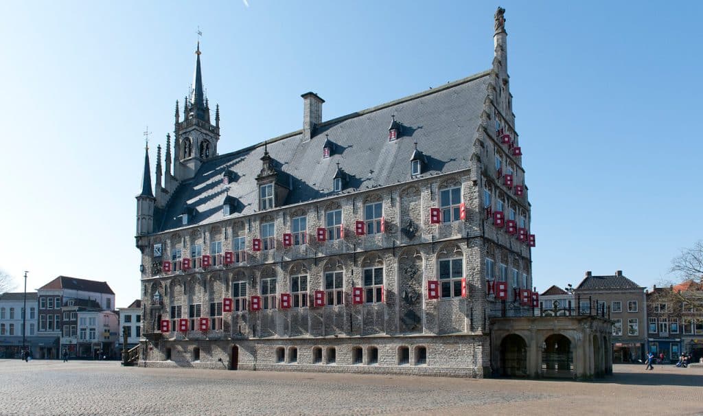 Stadhuis op de Markt vanaf de zijkant gezien.
