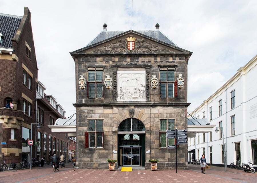Een foto van de Waag in Gouda.