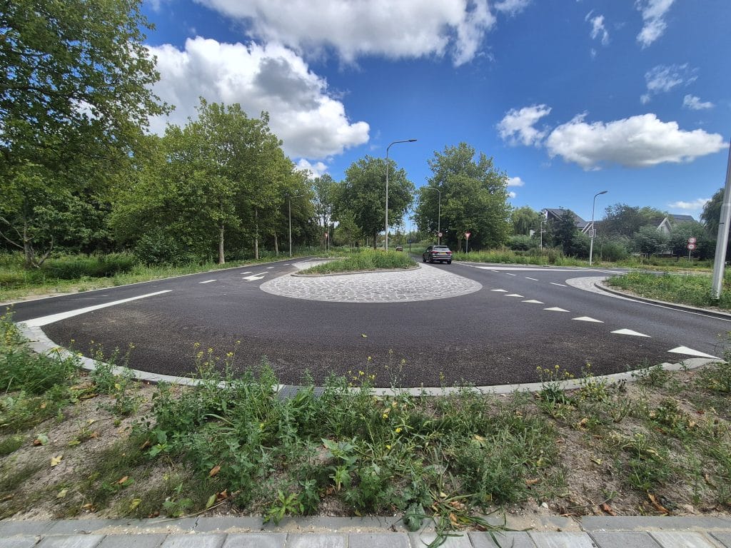 Het nieuwe voorrangsplein bij de oversteekplaats van de Goudse Houtsingel en de Goudvlinderstraat.