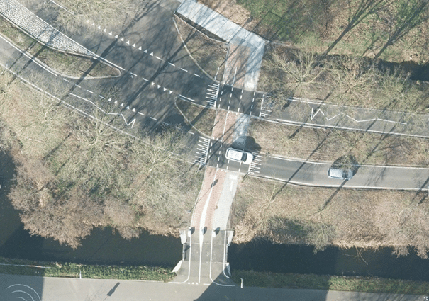 Bovenaanzicht van de oversteekplaats op de Goudse Houtsingel ter hoogte van de Goudse manage in 2025. Te zien is dat er gescheiden paden zijn aangelegd voor fietsers en voetgangers.