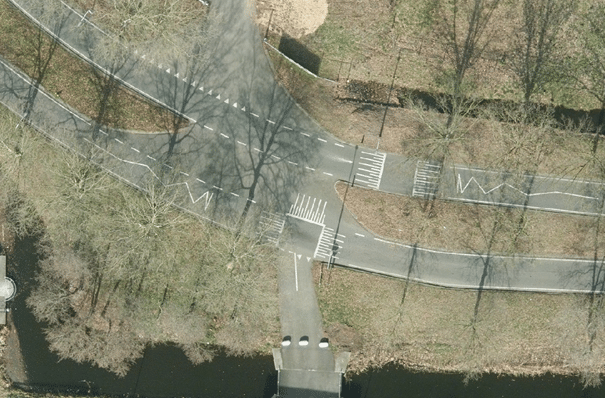 Bovenaanzicht van de oversteekplaats op de Goudse Houtsingel ter hoogte van de Goudse manege in 2024.