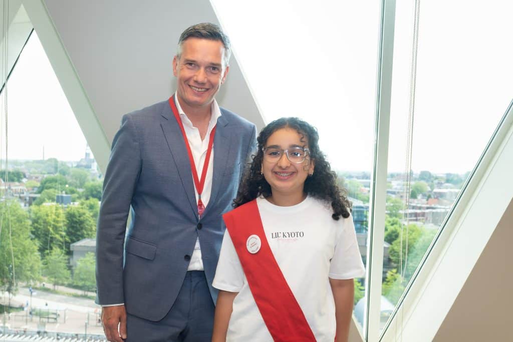 Wethouder Ronald Verkuijl met kinderwethouder Anissa el Barkani