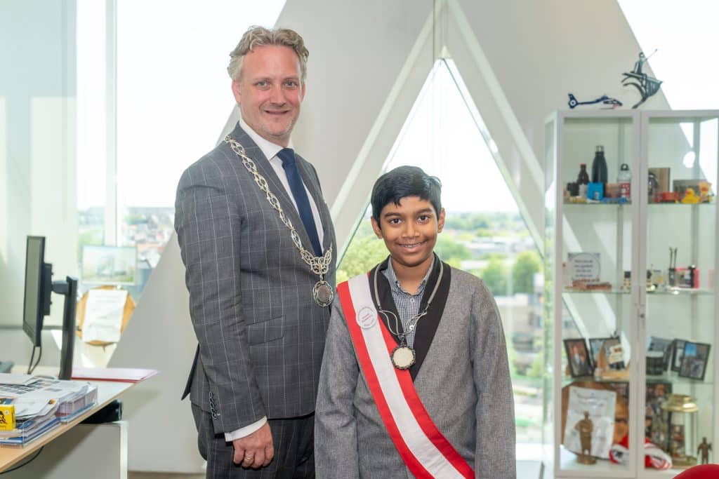 Burgemeester Pieter Verhoeve met kinderburgemeester Shanush Rajakaruna [